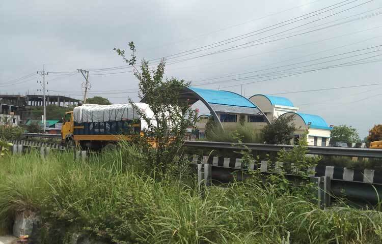 বাস না চললেও মহাসড়কে চলাচল করছে যতসামান্য পণ্যবাহী ট্রাক, পিকআপ ও তিন চাকার গণপরিবহন। ছবি: আরিফ উর রহমান টগর
