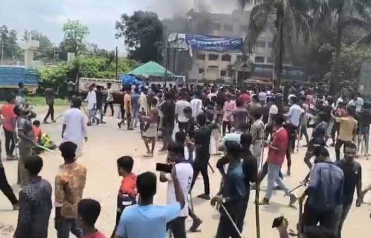 একই সঙ্গে কয়েক শতাধিক শিক্ষার্থী বঙ্গবন্ধু সেতু পশ্চিম সড়ক অবরোধ করে দেয়। হামলাকারীরা হাইওয়ে থানার সীমানা প্রাচীরের ভেতর থাকা হাইওয়ে থানার রেকার (বিকল গাড়ি সরানোর গাড়ি) ও টহলের কাজে ব্যবহৃত পুলিশ ভ্যানে আগুন দেয়। ছবি: এম এ মালেক