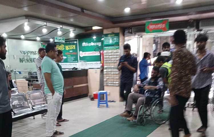 দুপুর ১টার দিকে অন্তত ৫-৬ জন আন্দোলনকারীকে মিরপুর-১১ নম্বরের ইসলামিয়া হাসপাতালে নেওয়া হয়েছে। ছবি: সাইফুল হক মিঠু