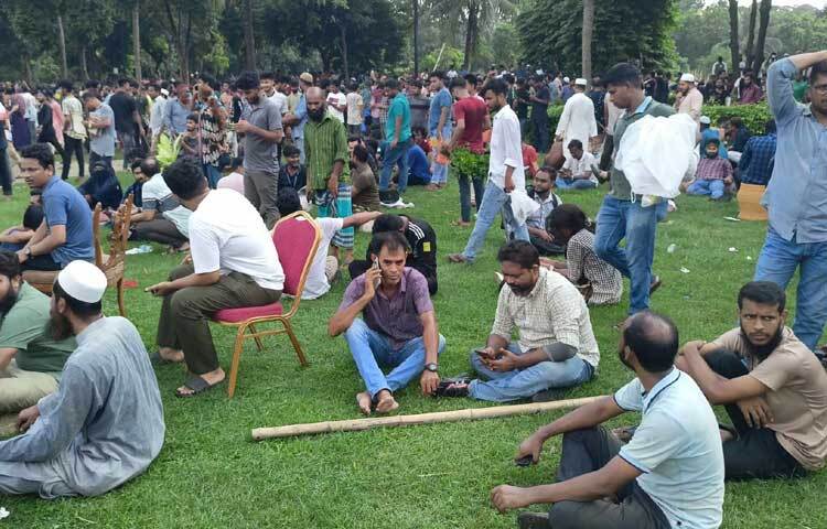 ঘাসের ওপর বসে গল্পে মেতেছেন তারা। ছবি: নাহিদ সাব্বির