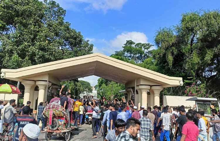 কোটা আন্দোলনের জেরে দেশ ছাড়তে বাধ্য হলেন প্রধানমন্ত্রী ও আওয়ামী লীগের সভাপতি শেখ হাসিনা। ছবি: মুসা আহমেদ