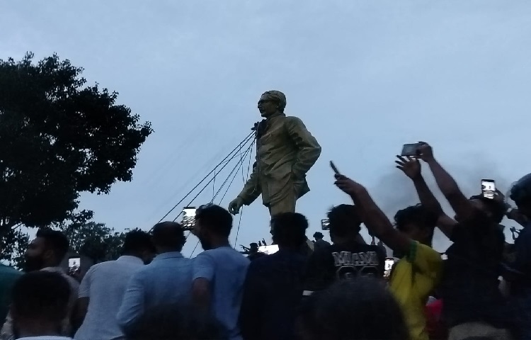 সরকারের পতনের পর বিজয় সরণি মোড়ে ‘মৃত্যুঞ্জয়ী প্রাঙ্গণে’বঙ্গবন্ধুর ভাস্কর্যটি ভাঙচুর করে একদল মানুষ। ছবি: জান্নাত শ্রাবণী