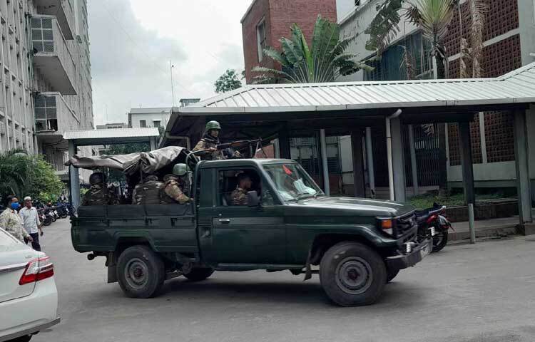 প্রশাসনের প্রাণকেন্দ্র সচিবালয়ের গেটে নিরাপত্তার দায়িত্ব পালনে ব্যস্ত সেনাবাহিনীর সদস্যরা। ছবি: মাসুদ রানা