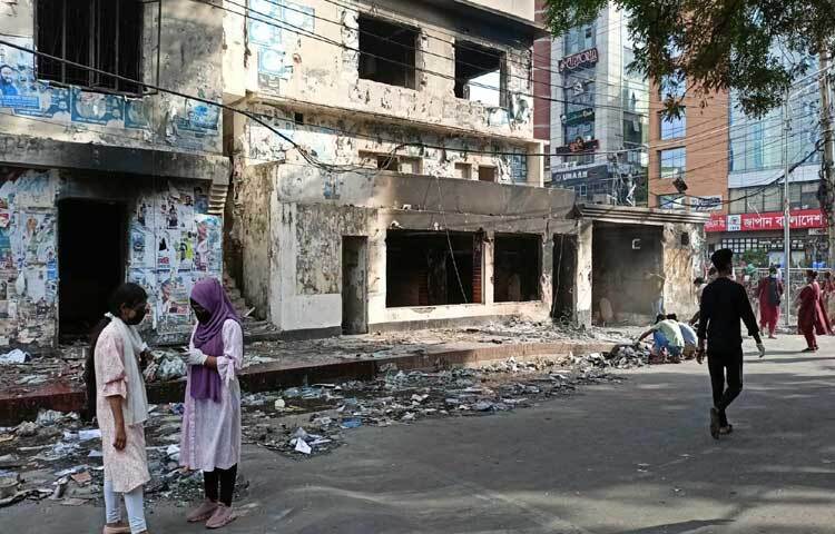 শিক্ষার্থীরা জানান, জনগণের সুবিধার্থে সড়ক পরিষ্কার করছেন তারা। ছবি: নাহিদ সাব্বির