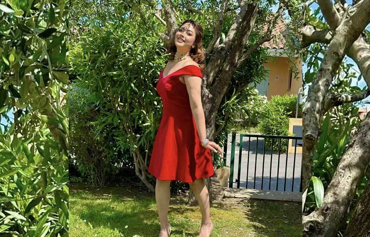 লাল রঙে দারুণ আশনা হাবিব ভাবনা। ছবি: ফেসবুক থেকে