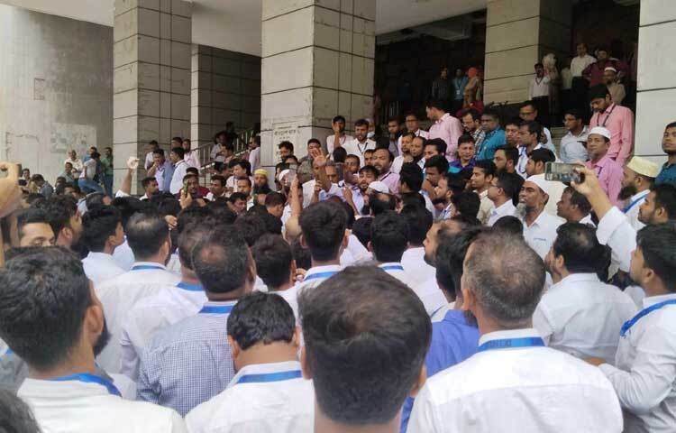 এদিন কর্মকর্তা-কর্মচারীদের রোষানলে পড়ে বাংলাদেশ ব্যাংকের ডেপুটি গভর্নর কাজী ছাইদুর রহমান পদত্যাগ করেছেন। পদত্যাগ করেছেন পলিসি ও নীতি কমিটির উপদেষ্টা আবু ফরাহ মোহাম্মদ নাসের। ছবি: ইয়াসির আরাফাত