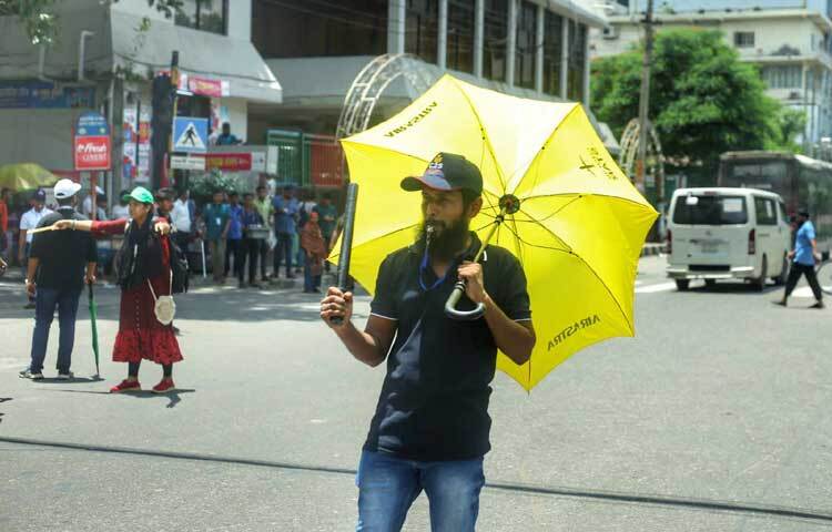 রাস্তায় সিগন্যালের পাশাপাশি তারা ফুটপাতে হাঁটা, নির্দিষ্ট স্থান থেকে গাড়িতে ওঠানামা ও গণপরিবহনগুলো নির্দিষ্ট স্থান থামার নির্দেশনা দিচ্ছেন। ছবি: মাহবুব আলম