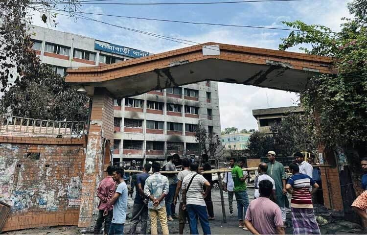 থানার প্রবেশদ্বার বাঁশ দিয়ে আটকিয়ে দিয়েছেন তারা। একই সঙ্গে সেখানে যেন কেউ ডুকতে না পারেন সেজন্য দেওয়া হচ্ছে পাহারাও। ছবি: ইসমাইল হোসেন রাসেল