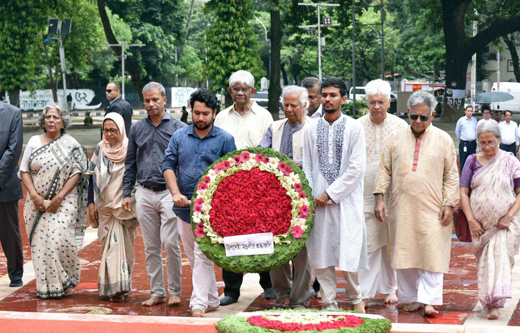 অন্তর্বর্তীকালীন সরকারের প্রধান উপদেষ্টা ড. মুহাম্মদ ইউনূস আজ সকাল সোয়া ১১টায় ঢাকায় কেন্দ্রীয় শহীদ মিনারে পুষ্পস্তবক অর্পণ করে বায়ান্নোর ভাষা শহীদদের প্রতি শ্রদ্ধা নিবেদন শেষে এক মিনিট নীরবতা পালন করেন। ছবি: পিআইডি