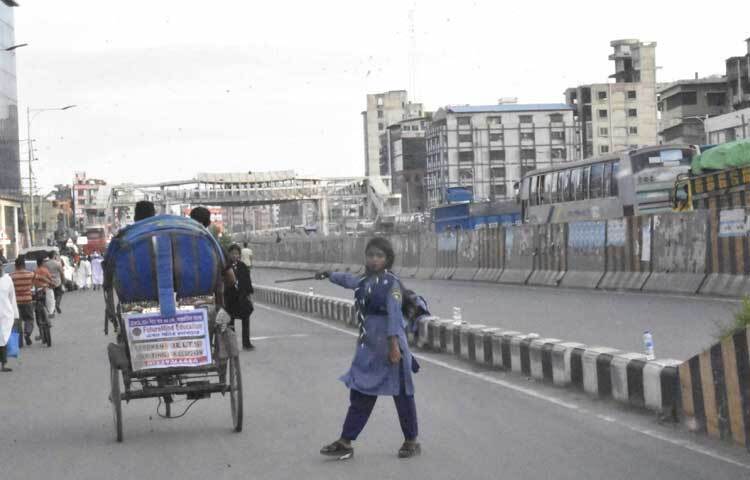 ট্রাফিক সামলানোর পাশাপাশি মানুষ ও গাড়িচালকদের নিয়ম মেনে চলতে বাধ্য করছেন শিক্ষার্থীরা। ছবি: বিপ্লব দীক্ষিত