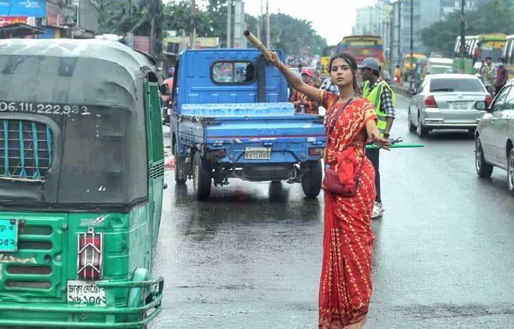 শাড়ি পড়েই ট্রাফিক সামলাচ্ছেন এই শিক্ষার্থী। ছবি: মাহবুব আলম