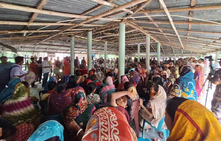 বিজিবির জনসংযোগ কর্মকর্তা মো. শরীফুল ইসলাম বলেন, ১০ আগস্ট সংখ্যালঘু অধ্যুষিত এলাকা পরিদর্শন, তাদের সঙ্গে মতবিনিময় ও সম্প্রীতি সমাবেশের আয়োজন করে বিজিবি। এ সমাবেশে হিন্দু-মুসলিমসহ ধর্ম-বর্ণ নির্বিশেষে সব শ্রেণি-পেশার মানুষ অংশগ্রহণ করেন।  ছবি: তৌহিদুজ্জামান তন্ময়