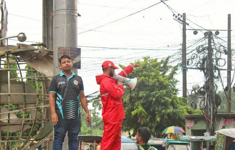 ট্রাফিক নিয়ন্ত্রণের পাশাপাশি অনেকে গণসচেতনতা বৃদ্ধির জন্যও কাজ করছেন। ছবি: ফয়সাল আহমেদ