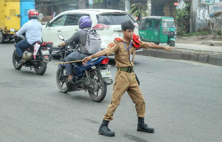 শিক্ষার্থী, ট্রাফিক পুলিশের পাশাপাশি কাজ করছেন আনসার এবং ফায়ার সার্ভিসের কর্মীরাও। ছবি: মাহবুব আলম