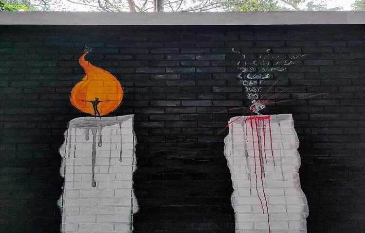 ছাত্র আন্দোলনের সময় দেওয়ালে লেখা নানা স্লোগান মুছে দিয়ে এখন বিজয়ের স্মৃতি আঁকছেন তারা। ছবি: বীর সাহাবী