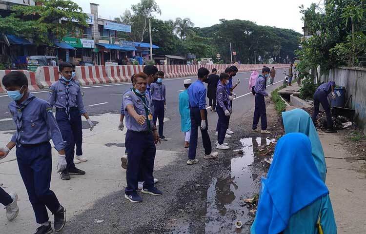মহাসড়কের পাশে জমে থাকা ময়লা আবর্জনা পরিষ্কার করছে মারুফ মডেল উচ্চ বিদ্যালয়, মিরসরাই সরকারি মডেল উচ্চ বিদ্যালয় ও লতিফীয়া মাদরাসার শিক্ষার্থীরা।