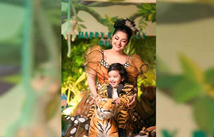 এবারের জন্মদিনে পুণ্যর সঙ্গী ছিল তার ছোট বোন সাফিরা সুলতানা প্রিয়ম। ছবি: ফেসবুক থেকে