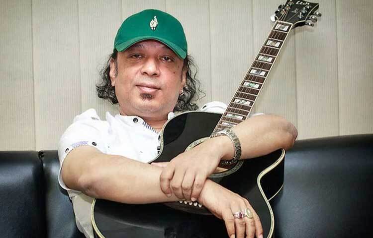 পরিবারের অমত থাকলেও ব্যান্ডের প্রতি তার ভালোবাসা জন্মায় একেবারে শৈশবেই। ছেলের এমন আগ্রহ দেখে ১১তম জন্মদিনে বাবা একটি গিটার কিনে দেন। কিন্তু তখন কি আর কেউ কল্পনা করেছে, এই এগারোর কিশোর একদিন দেশের ইতিহাসে সবচেয়ে জনপ্রিয় গিটারিস্ট ও ব্যান্ড তারকা হয়ে উঠবেন! ফাইল ছবি