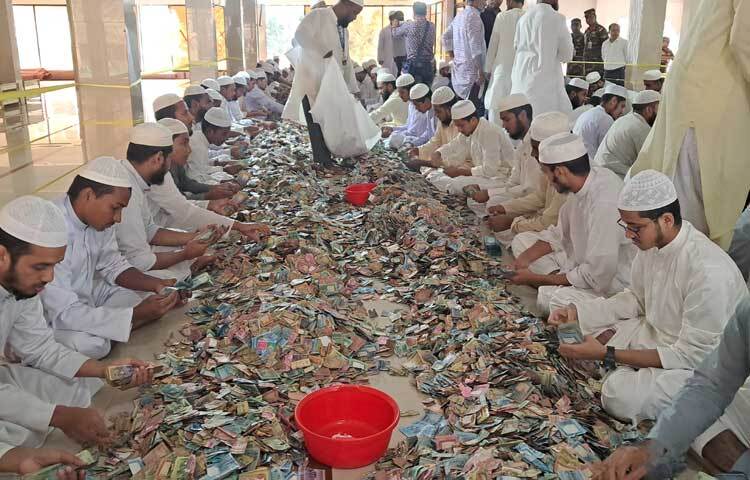কিশোরগঞ্জের জেলা প্রশাসক ও পাগলা মসজিদ পরিচালনা কমিটির সভাপতি মোহাম্মদ আবুল কালাম আজাদ ও পুলিশ সুপার মোহাম্মদ রাসেল শেখের উপস্থিতিতে দানবাক্সগুলো খোলা হয়। এছাড়াও এসময় বিপুল সংখ্যক সেনাবাহিনী, পুলিশ ও আনসার সদস্য উপস্থিত ছিলেন। ছবি: এসকে রাসেল
