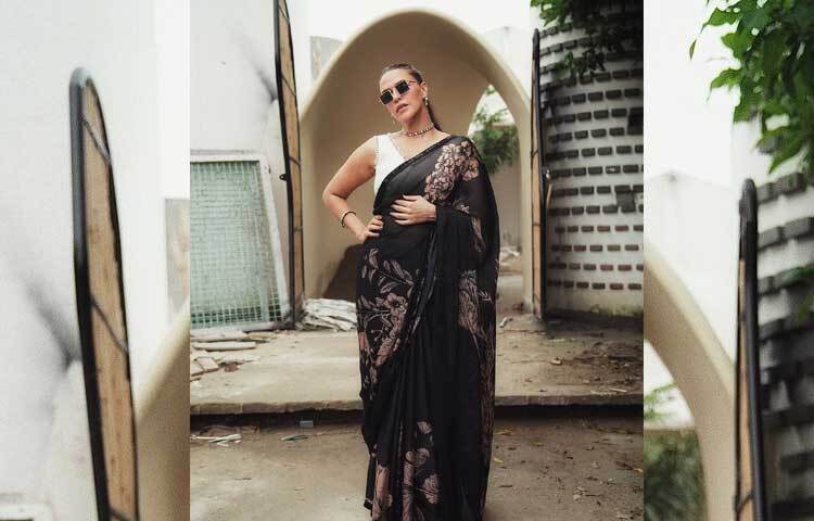 সম্প্রতি স্লিভলেস ব্লাউজের সঙ্গে কালো প্রিন্টে করা শাড়ি পড়ে বেশকিছু ছবি শেয়ার করেছেন নেহা। ছবি: ইনস্টাগ্রাম