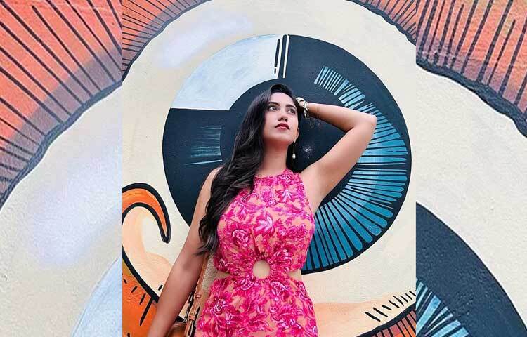 গোলাপি রঙের ফ্লোরাল কাটআউট ড্রেসে স্টাইলিশ সাফা কবির। ছবি: ফেসবুক থেকে