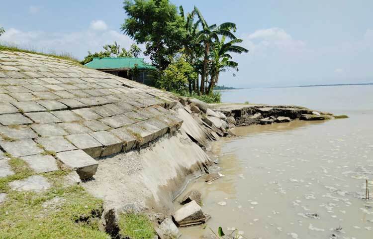 কুড়িগ্রামের উলিপুরে প্রায় ছয় কোটি টাকা ব্যয়ে নির্মিত তিস্তা নদীর বাম তীর রক্ষার একটি স্পার বাঁধ (গ্রোয়েন) ধসে গেছে। বাঁধ ধসের খবরে ঘরবাড়ি ও আবাদি জমি নিয়ে দুশ্চিন্তায় পড়েছেন এলাকাবাসী। ছবি: ফজলুল করিম ফারাজী