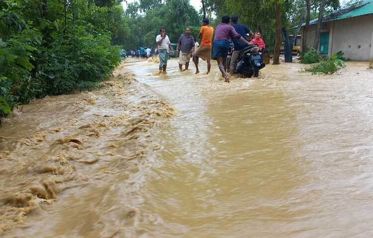তলিয়ে গেছে ফুলগাজী ও পরশুরাম উপজেলার অভ্যন্তরীণ বিভিন্ন সড়ক, বন্ধ রয়েছে যান চলাচল। ছবি: আবদুল্লাহ আল-মামুন