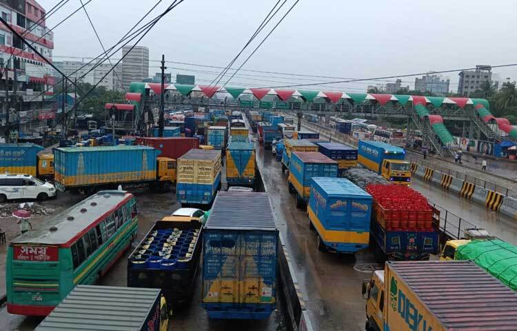 যানজটের বিষয়ে শিমরাইল হাইওয়ে পুলিশ ক্যাম্পের ইনচার্জ একেএম শরফুদ্দীন জানিয়েছেন, ভোরে সোনারগাঁওয়ের লাঙলবন্ধ অংশে একটি কাভার্ডভ্যান উল্টে যাওয়ায় যানজট সৃষ্টি হয়েছে। এরইমধ্যে কাভার্ডভ্যান সরিয়ে ফেলা হয়েছে। আর যানজট থাকবে না। ছবি: রাশেদুল ইসলাম রাজু