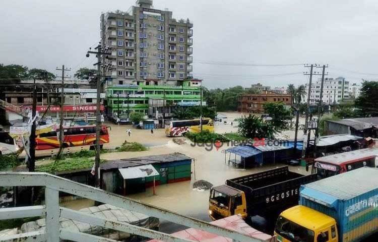 জীবনের ঝুঁকি নিয়েই গাড়ি চালাচ্ছেন তারা। ছবি: জাহিদ পাটোয়ারী