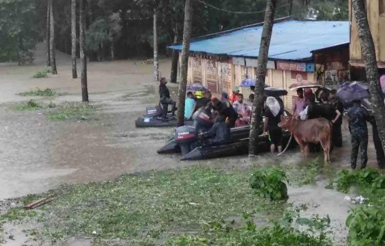 এরই মধ্যে ভারী বর্ষণে পানিবন্দি অসহায় মানুষদের বোটের মাধ্যমে নিরাপদ স্থানে সরিয়ে নিতে কাজ করেছে নৌবাহিনী। ছবি: ফেসবুক থেকে
