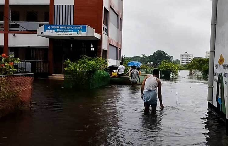 জেলার ৯ উপজেলার সবকটিতেই বসতঘর, গ্রামীণ সড়ক, মসজিদ, শিক্ষাপ্রতিষ্ঠান পানিতে তলিয়ে গেছে। ছবি: ইকবাল হোসেন মজনু