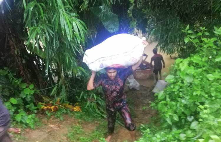 এছাড়া ৪৫০ পরিবারের মাঝে ত্রাণসামগ্রী হিসেবে শুকনা খাবার, চাল, ডাল, তেল, চিনি ও আলু বিতরণ করেছে। ছবি: তৌহিদুজ্জামান তন্ময়