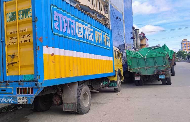 বৃহস্পতিবার রাত থেকে সৃষ্টি হওয়া যানজট এখনো নিরসন হয়নি। ছবি: এম মাঈন উদ্দিন