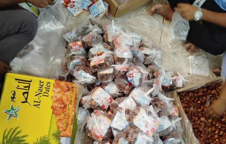 মানবিক এই কাজে স্বতঃস্ফূর্তভাবে অংশগ্রহণ করেছে কলেজের শিক্ষার্থীরা। ছবি: মামুনূর রহমান হৃদয়