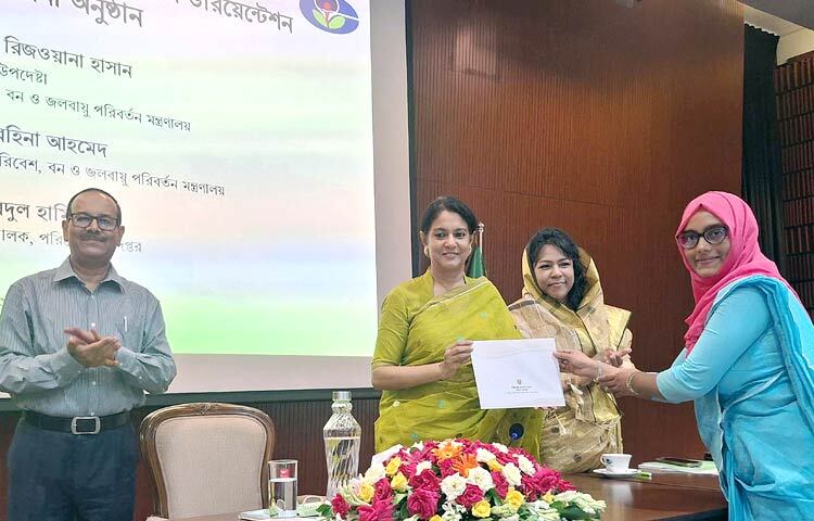 পরিবেশ, বন ও জলবায়ু পরিবর্তন উপদেষ্টা সৈয়দা রিজওয়ানা হাসান আজ ঢাকায় পরিবেশ অধিদপ্তরে ৪১তম বিসিএসের নবনিযুক্ত কর্মকর্তাদের ওরিয়েন্টেশন কোর্সের সমাপনী অনুষ্ঠানে সনদপত্র প্রদান করেন। ছবি: পিআইডি