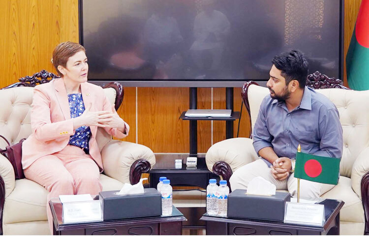 ডাক, টেলিযোগাযোগ ও তথ্যপ্রযুক্তি উপদেষ্টা মো. নাহিদ ইসলামের সঙ্গে আজ মন্ত্রণালয়ে তার অফিসকক্ষে বাংলাদেশে অস্ট্রেলিয়ার হাইকমিশনার নাদিরা সিম্পসন সাক্ষাৎ করেন। ছবি: পিআইডি