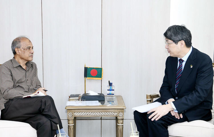 কৃষি উপদেষ্টা লেফটেন্যান্ট জেনারেল মো. জাহাঙ্গীর আলম চৌধুরীর (অব.) সঙ্গে আজ মন্ত্রণালয়ে তার অফিসকক্ষে বাংলাদেশে জাপানের রাষ্ট্রদূত ইয়োমা কিমিনোরি সাক্ষাৎ করেন। ছবি: পিআইডি