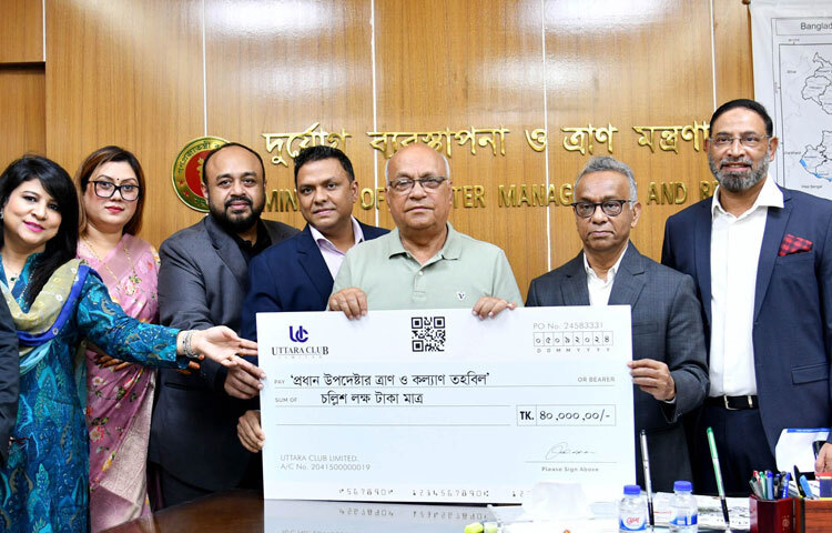 দুর্যোগ ব্যবস্থাপনা ও ত্রাণ উপদেষ্টা ফারুক ই আজম আজ মন্ত্রণালয়ে তার অফিসকক্ষে প্রধান উপদেষ্টার পক্ষে বিভিন্ন ব্যক্তি ও সংস্থার কাছ থেকে ত্রাণের চেক গ্রহণ করেন। ছবি: পিআইডি