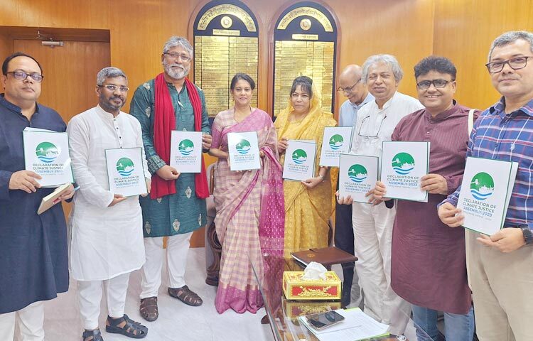 পরিবেশ, বন ও জলবায়ু পরিবর্তন উপদেষ্টা সৈয়দা রিজওয়ানা হাসানের কাছে প্রথম জলবায়ু ন্যায্যতা সমাবেশের চূড়ান্ত ঘোষণাপত্র ২০২৩ হস্তান্তর করেন আয়োজক কমিটির নেতৃবৃন্দ। ছবি: পিআইডি