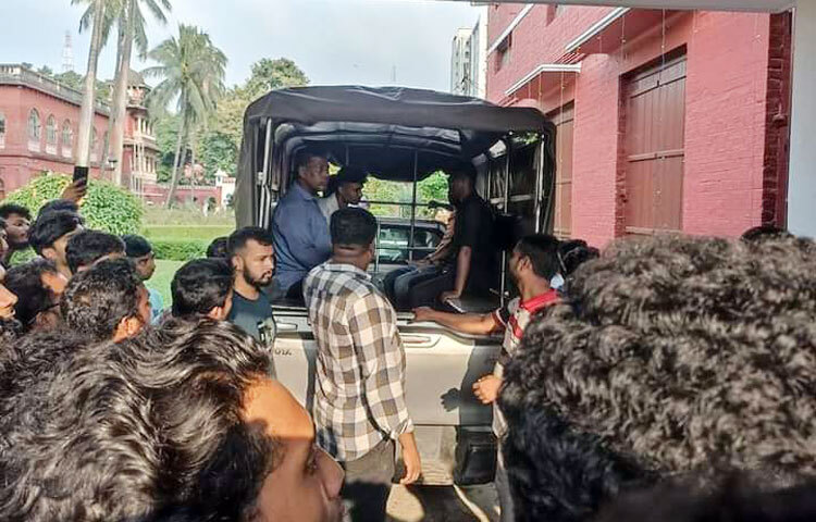 ঢাকা বিশ্ববিদ্যালয়ের (ঢাবি) ফজলুল হক মুসলিম হলে চোর সন্দেহে এক যুবককে হত্যার ঘটনায় দুজনকে আটক করেছে শাহবাগ থানা পুলিশ। আজ বিকেল সোয়া ৪টায় বিশ্ববিদ্যালয় প্রশাসনের সহায়তায় ফজলুল হক মুসলিম হল থেকে এই দুজন শিক্ষার্থীকে আটক করা হয়েছে। ছবি: জাগো নিউজ