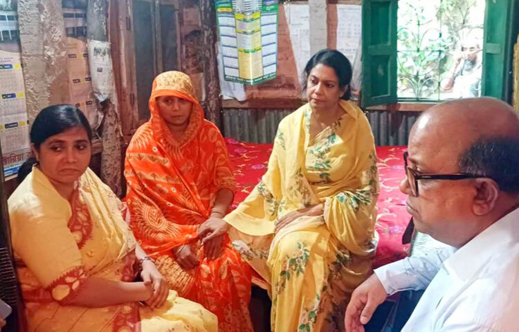 পরিবেশ, বন ও জলবায়ু পরিবর্তন উপদেষ্টা সৈয়দা রিজওয়ানা হাসান আজ ফেনীর পরশুরাম উপজেলায় পাগলীরকুল গ্রামে বৈষম্যবিরোধী ছাত্র আন্দোলনে শহিদ একরাম হোসেন কাওসারের পরিবারের সাথে সাক্ষাৎ করেন এবং সমবেদনা জানান। ছবি: পিআইডি