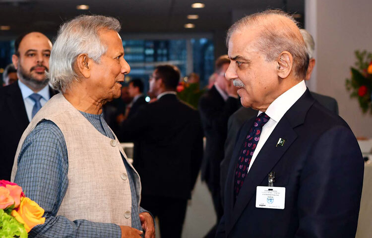 প্রধান উপদেষ্টা প্রফেসর মুহাম্মদ ইউনূস জাতিসংঘ সদরদপ্তরে সাইডলাইন ইভেন্টে গতকাল পাকিস্তানের প্রধানমন্ত্রী মুহাম্মদ শাহবাজ শরিফের সাথে কুশল বিনিময় করেন। ছবি: পিআইডি