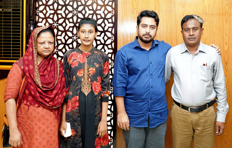 ডাক, টেলিযোগাযোগ ও তথ্যপ্রযুক্তি উপদেষ্টা মো. নাহিদ ইসলামের সাথে আজ মন্ত্রণালয়ে তার অফিসকক্ষে বৈষম্যবিরোধী ছাত্র আন্দোলনে শহিদ সাফওয়ান আখতার সদ্যর পরিবারের সদস্যরা সাক্ষাৎ করেন। ছবি: পিআইডি