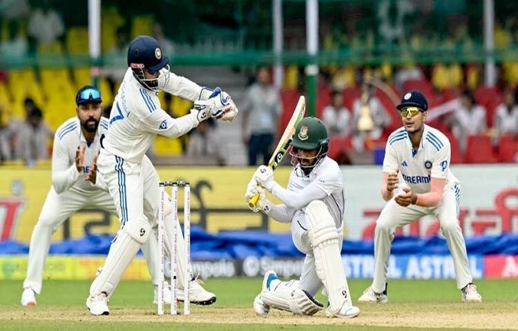 মধ্যাহ্ন বিরতির পর বৃষ্টির বাগড়া। দ্বিতীয় সেশনের খেলা শুরু হতে খানিকটা দেরি। এরপর ৯ ওভার খেলতেই আলো স্বল্পতা। কিছুক্ষণ পর ফের বৃষ্টি। ফলে বাংলাদেশ-ভারতের মধ্যকার কানপুর টেস্টের প্রথম দিনের খেলা আগেভাগেই শেষ হয়। দিন শেষে ৩৫ ওভারে বাংলাদেশের সংগ্রহ ৩ উইকেটে ১০৭ রান। ছবি: সংগৃহীত