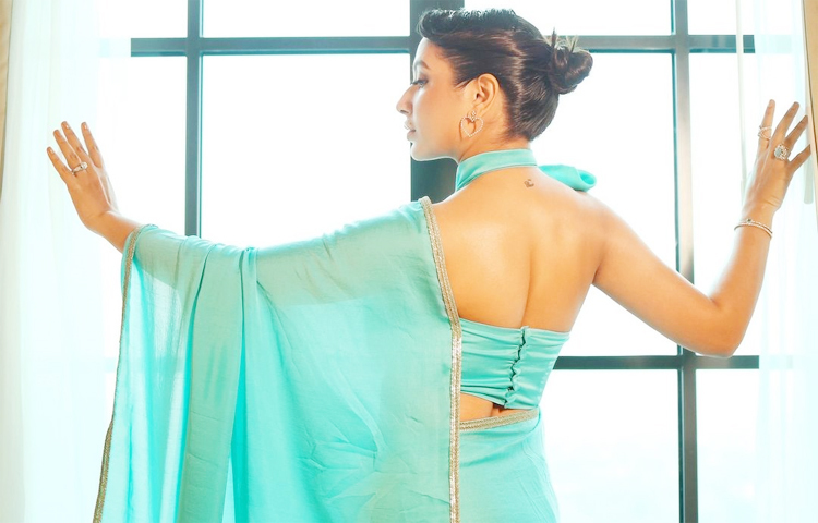 তবে শুভশ্রীর ব্লাউজটি সবারই নজর কেড়েছে। স্লিভলেইস হাইনেক ব্লাউজের গলায় ছিল বো বাঁধা। শাড়ির সঙ্গে খুবই কম জুয়েলারি পড়েছেন অভিনেত্রী। তার কানে দেখা গেছে লাভ আকৃতির স্টোনের রিং। ছবি: ইনস্টাগ্রাম