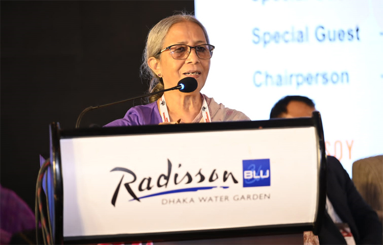 রাজধানীর একটি হোটেলে ওয়ার্ল্ড’স পোলট্রি সায়েন্স অ্যাসোসিয়েশন-বাংলাদেশ শাখা আয়োজিত ‘কস্ট ইফেক্টিভ অ্যান্ড সাসটেইনঅ্যাবল পোলট্রি প্রোডাকশন’ শীর্ষক সেমিনারে আজ প্রধান অতিথি হিসেবে বক্তৃতা করেন মৎস্য ও প্রাণিসম্পদ উপদেষ্টা ফরিদা আখতার। ছবি: জাগো নিউজ