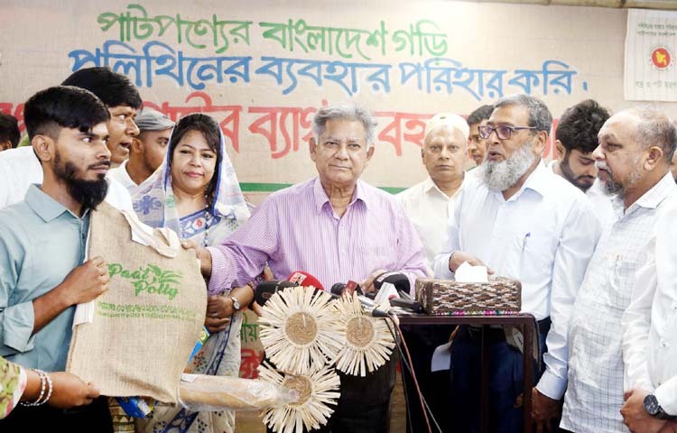 বস্ত্র ও পাট উপদেষ্টা ব্রিগেডিয়ার জেনারেল (অব.) ড. এম সাখাওয়াত হোসেন আজ ঢাকায় গুলশানে ইউনিমার্ট লিমিটেড ও স্বপ্ন সুপার শপে পলিথিনের পরিবর্তে পাটের ব্যাগ ব্যবহারে ক্রেতাদের উদ্বুদ্ধকরণ কর্মসূচি উদ্বোধন করেন। ছবি: পিআইডি