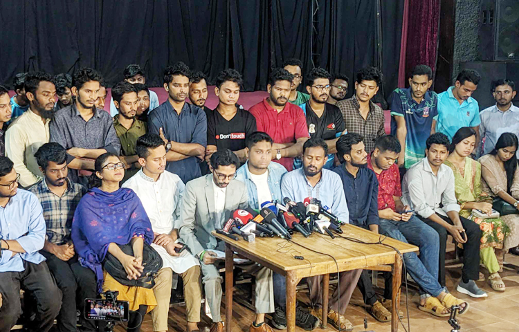 বর্তমানে গণত্রাণ কর্মসূচির তহবিলে জমা আছে ৯ কোটি ৯১ লাখ ৫১ হাজার ২১৩ টাকা। এর মধ্যে ৮ কোটি টাকা হস্তান্তর করা হবে প্রধান উপদেষ্টার ত্রাণ ও কল্যাণ তহবিলে। বাকি টাকা ব্যয় করা হবে উত্তরবঙ্গের বন্যাদুর্গত এলাকায়। ছবি: জাগো নিউজ