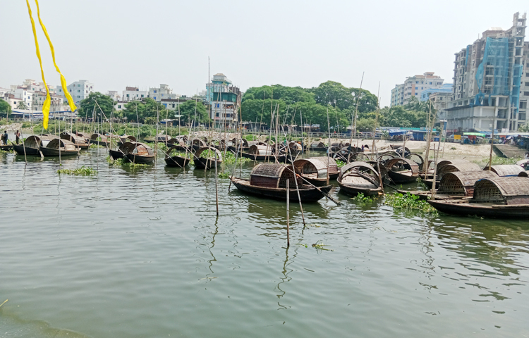 ঘুরতে ঘুরতে চোখ পড়ে নারায়ণগঞ্জ বন্দর এলাকায়। এখানে নদী পারাপারের জন্য ব্যবহৃত নৌকাগুলো জড়ো করে রাখা হয়েছে। ছবি: ফাত্তাহ তানভীর রানা