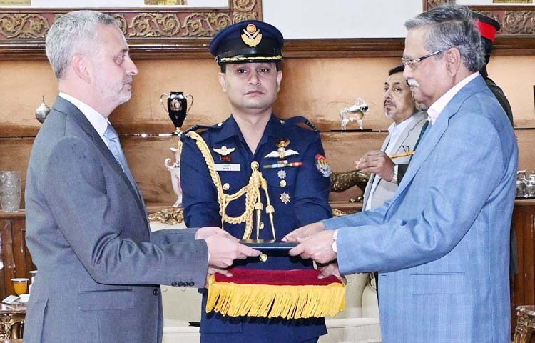 রাষ্ট্রপতি মো. সাহাবুদ্দিনের কাছে আজ বঙ্গভবনে বাংলাদেশে ইউরোপীয় ইউনিয়নের নবনিযুক্ত রাষ্ট্রদূত মাইকেল উইলিয়াম মিলার তার পরিচয়পত্র পেশ করেন। ছবি: পিআইডি